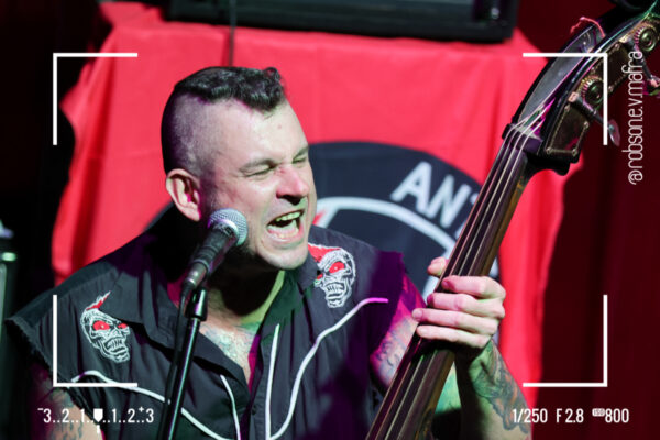 Mutant Cox da banda Sick Sick Sinners com bandeira antifascista em apresentação no Psycho Carnival 2023. Foto: Robson Mafra