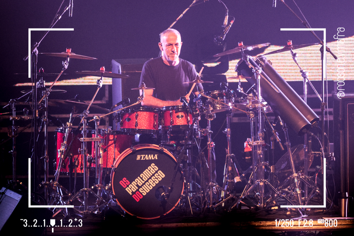 João Barone durante show d'Os Paralamas do Sucesso no Teatro Guaíra, 14/07/2023. Foto: Robson Mafra