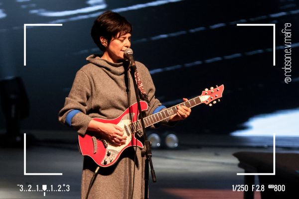 Fernanda Takai durante apresentação do Pato Fu no Teatro Guaíra, 30/09/2023.